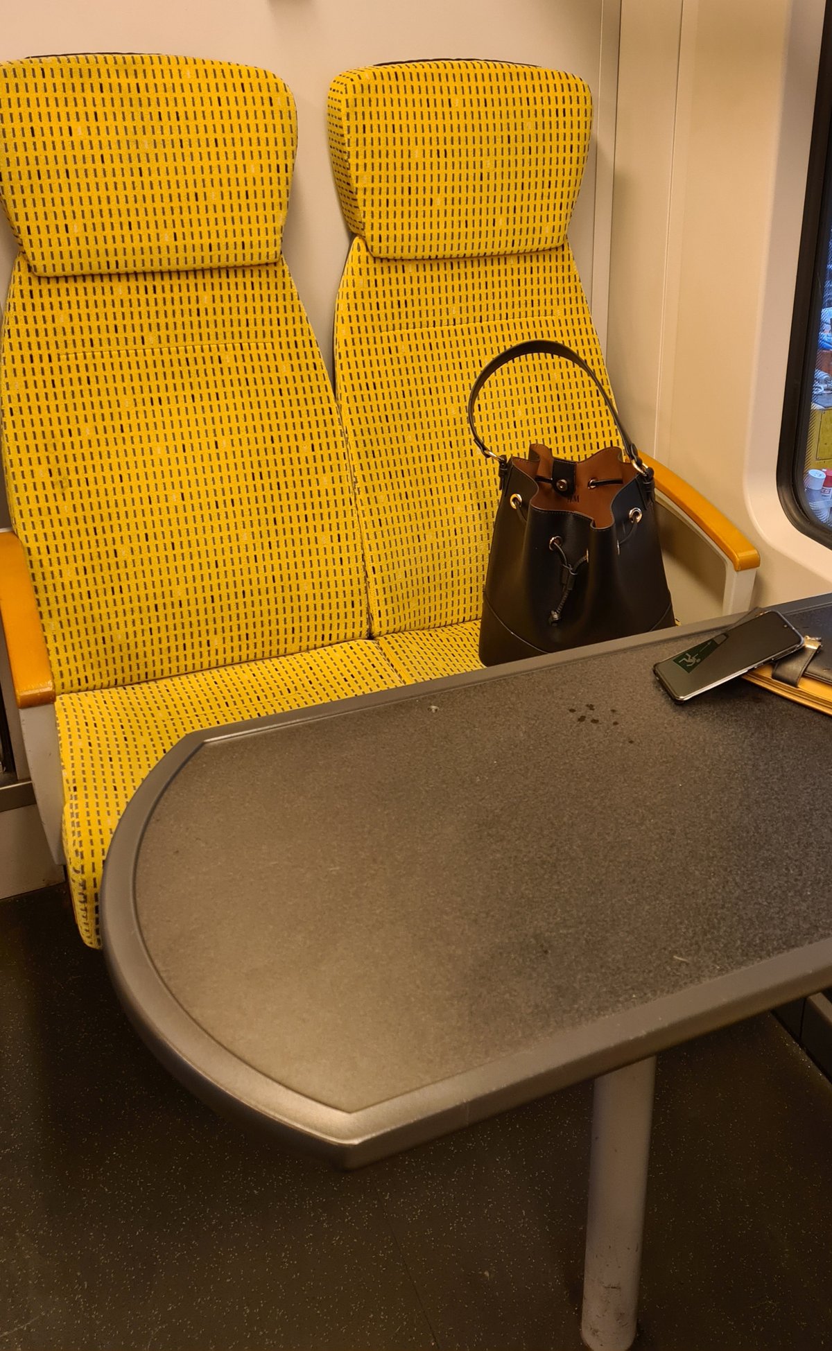 Gruppe im MRB Zug