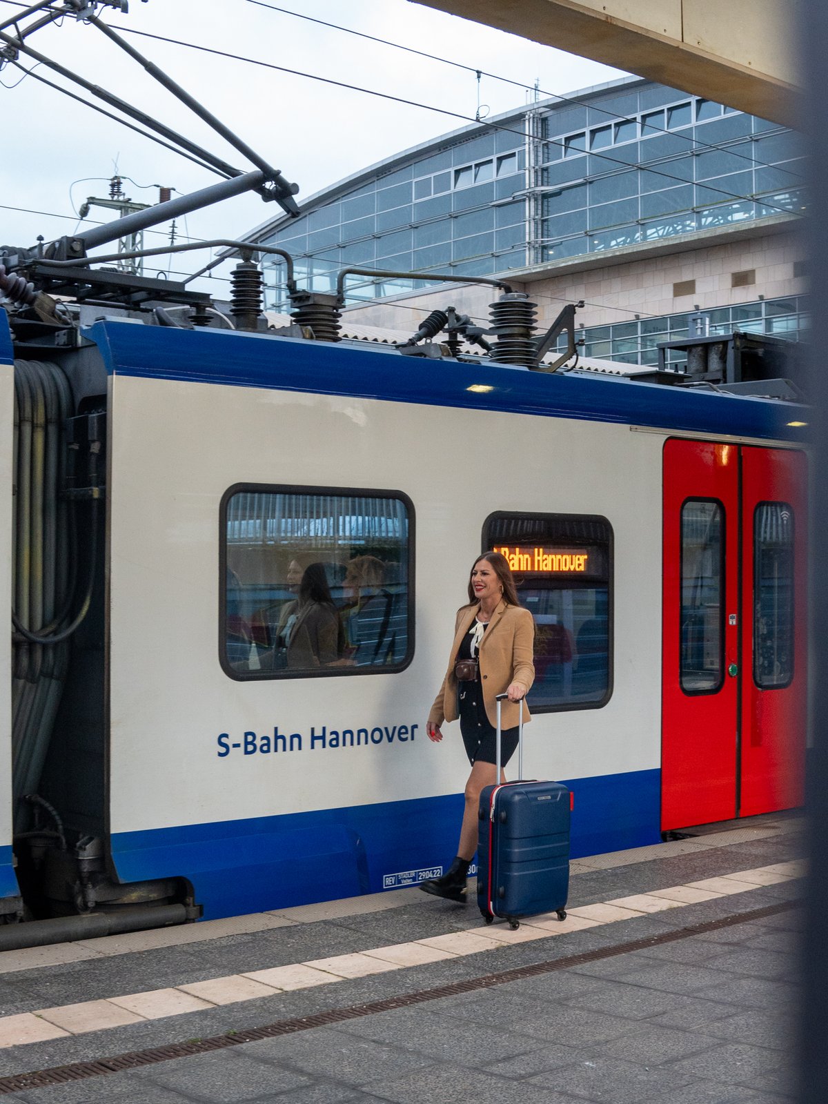 Lidy geht am Zug vorbei