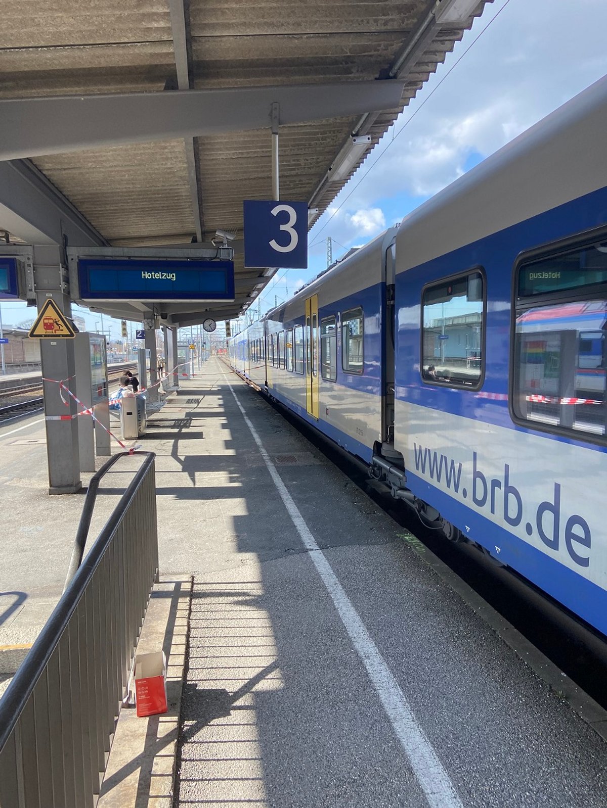 Der Aufenthaltszug der BRB am Bahnsteig in Freilassing.