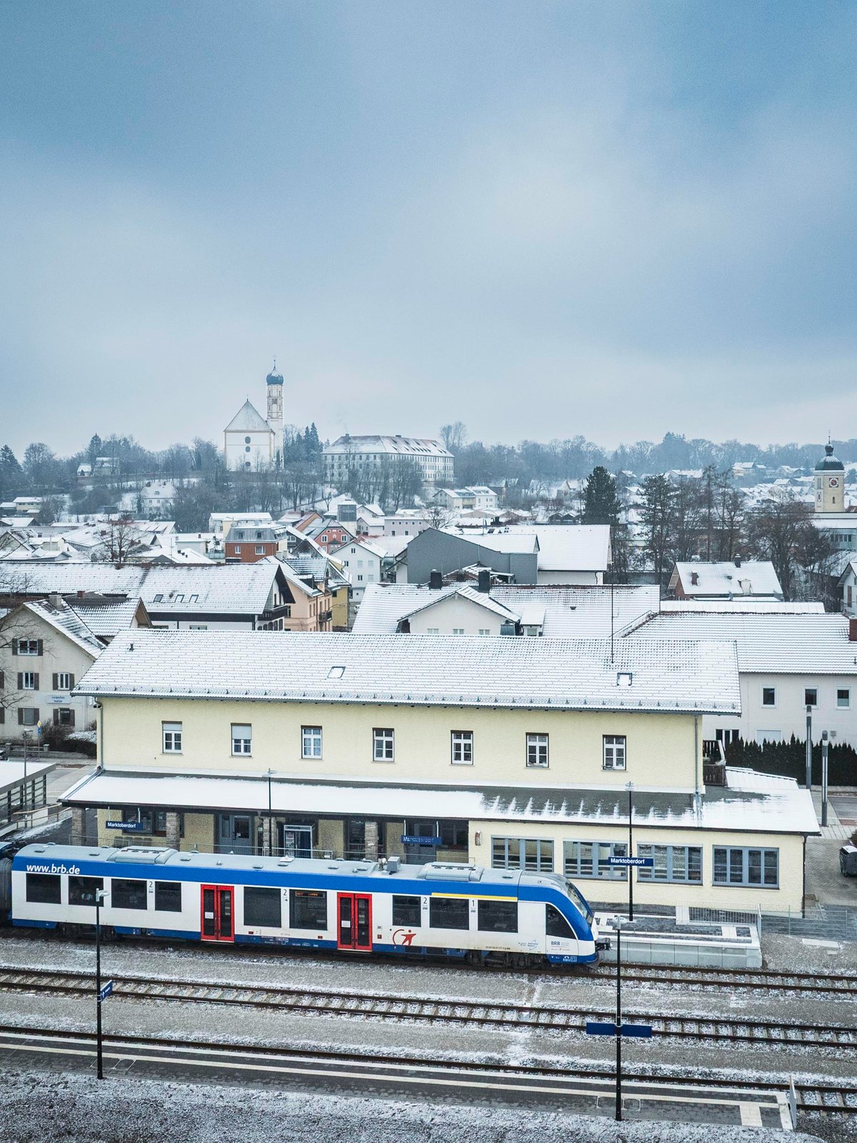 Am Bahnhof Marktoberdorf hält die BRB bereits. 