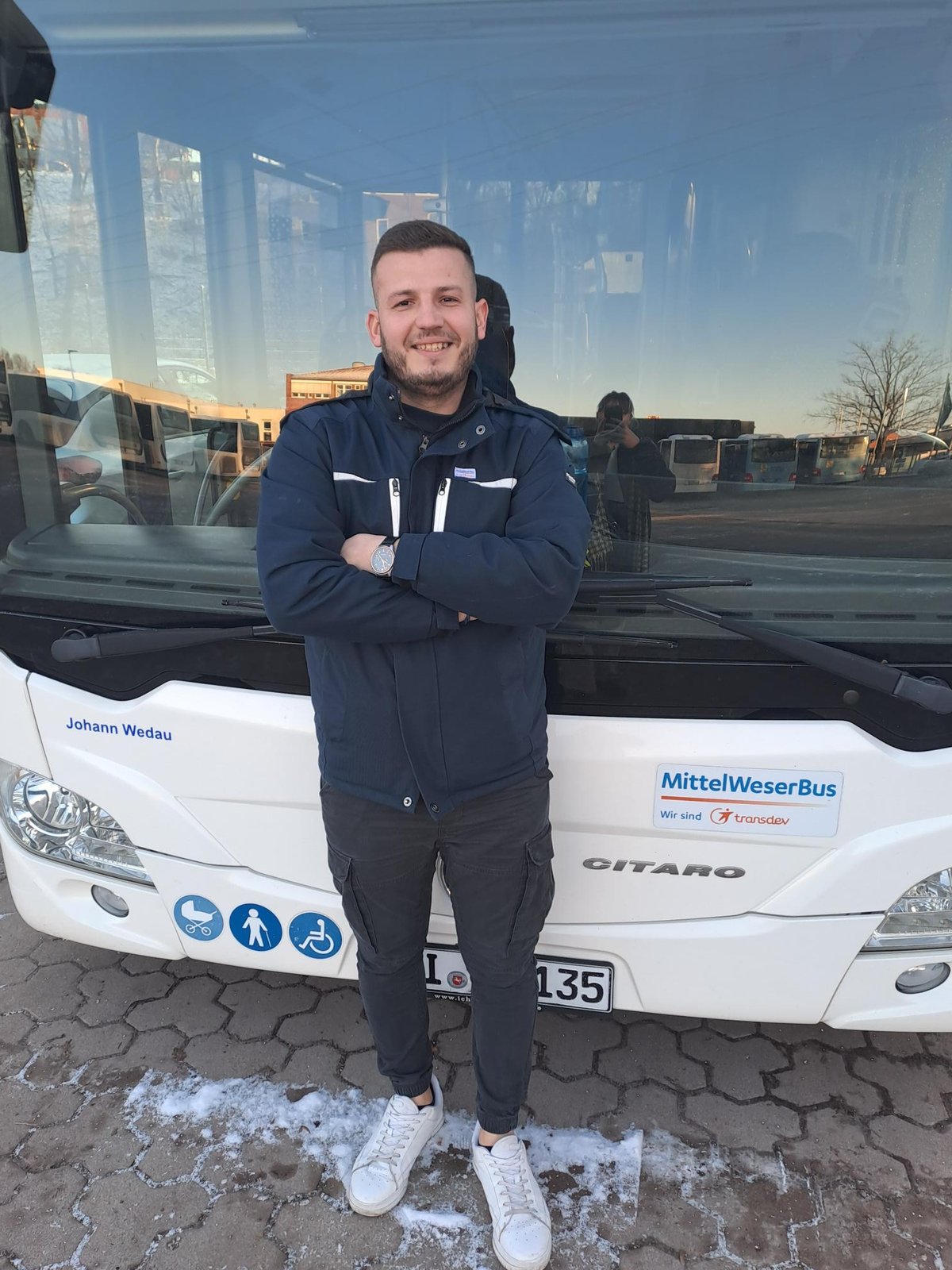 Fransi vor dem Bus stehend 