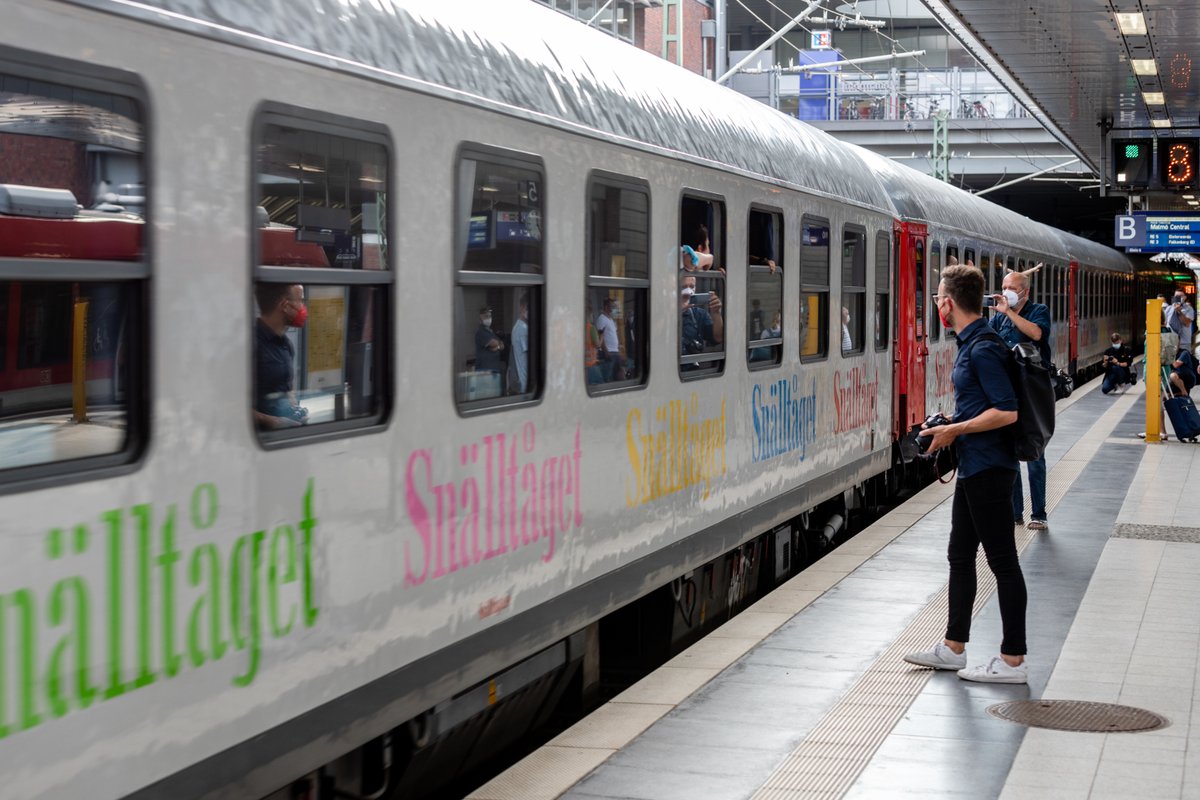 Der Nachtzug von Snälltåget bei der Einfahrt in den Bahnhof Berlin-Gesundbrunnen.