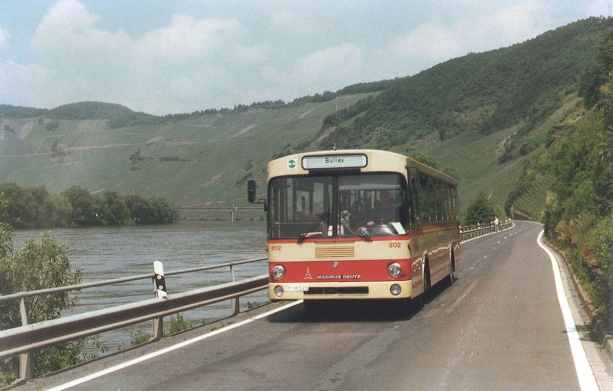 Ein Magirus-Bus vor der Wolfer Brücke (1985)