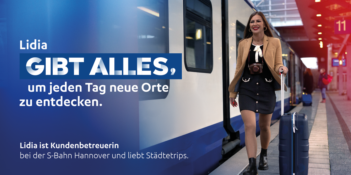 Lidia geht mit dem Roller am Bahnsteig entlang.