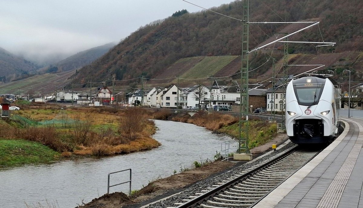 Linie RB 32 im Ahrtal 