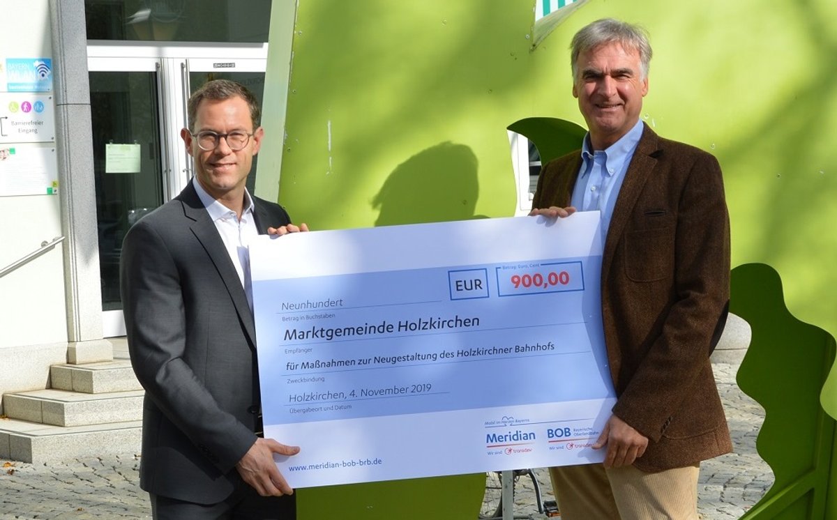 Spendenscheckübergabe am Bahnhof Holzkirchen