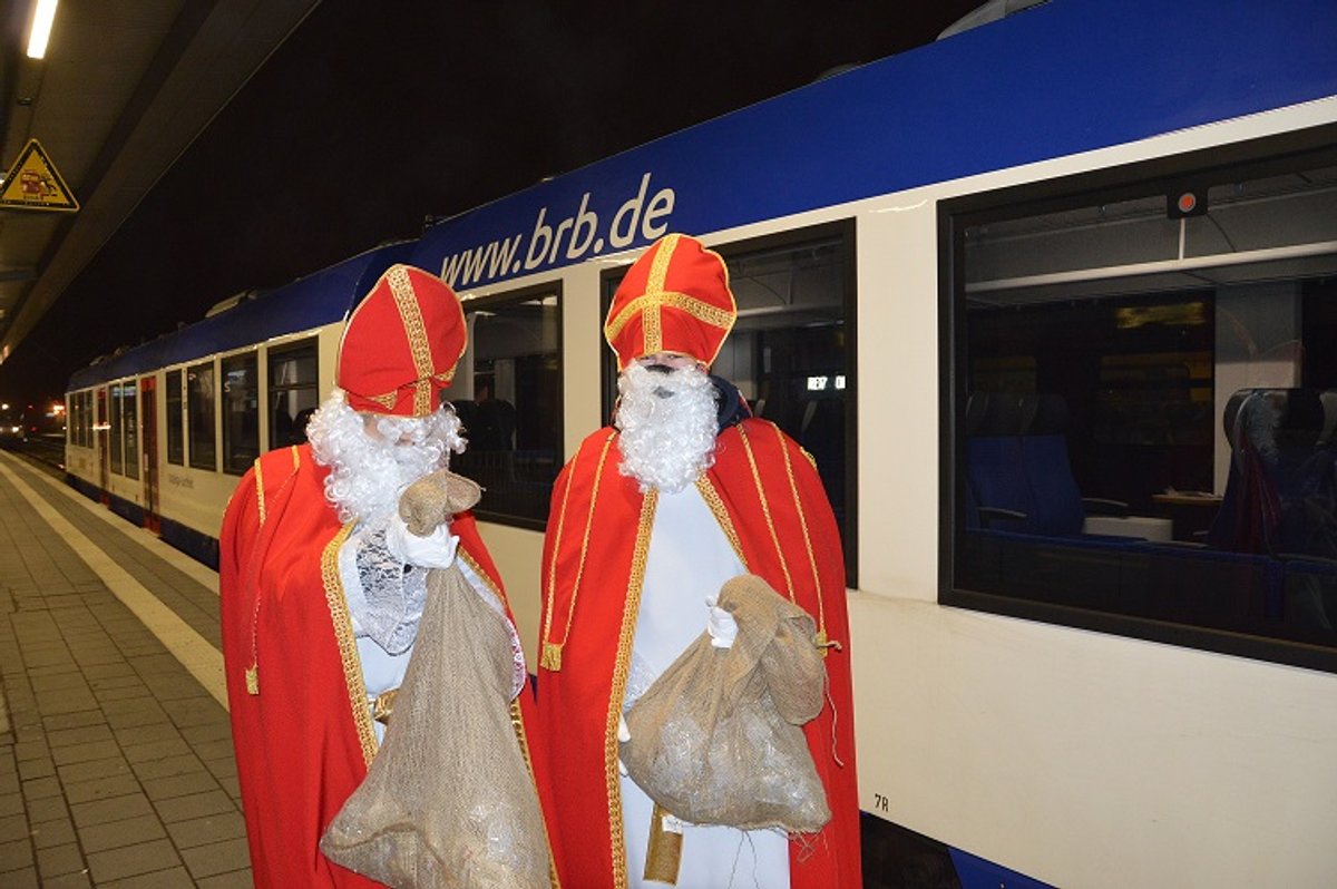 Nikolaus versüßt BRB-Fahrgästen den Tag