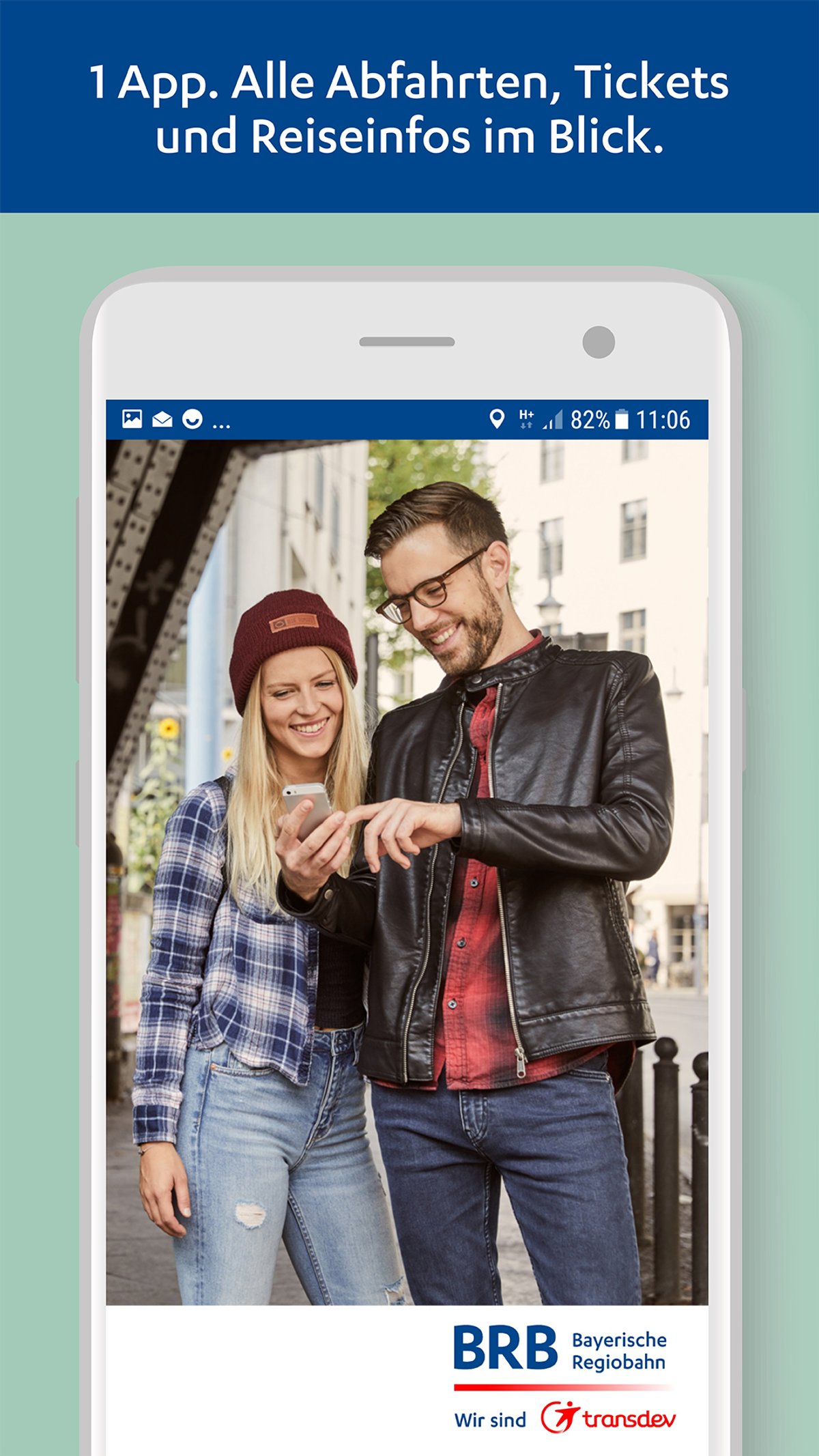 Zwei Personen, ein Mann und eine Frau, sehen sich eine App auf einem Handy an.