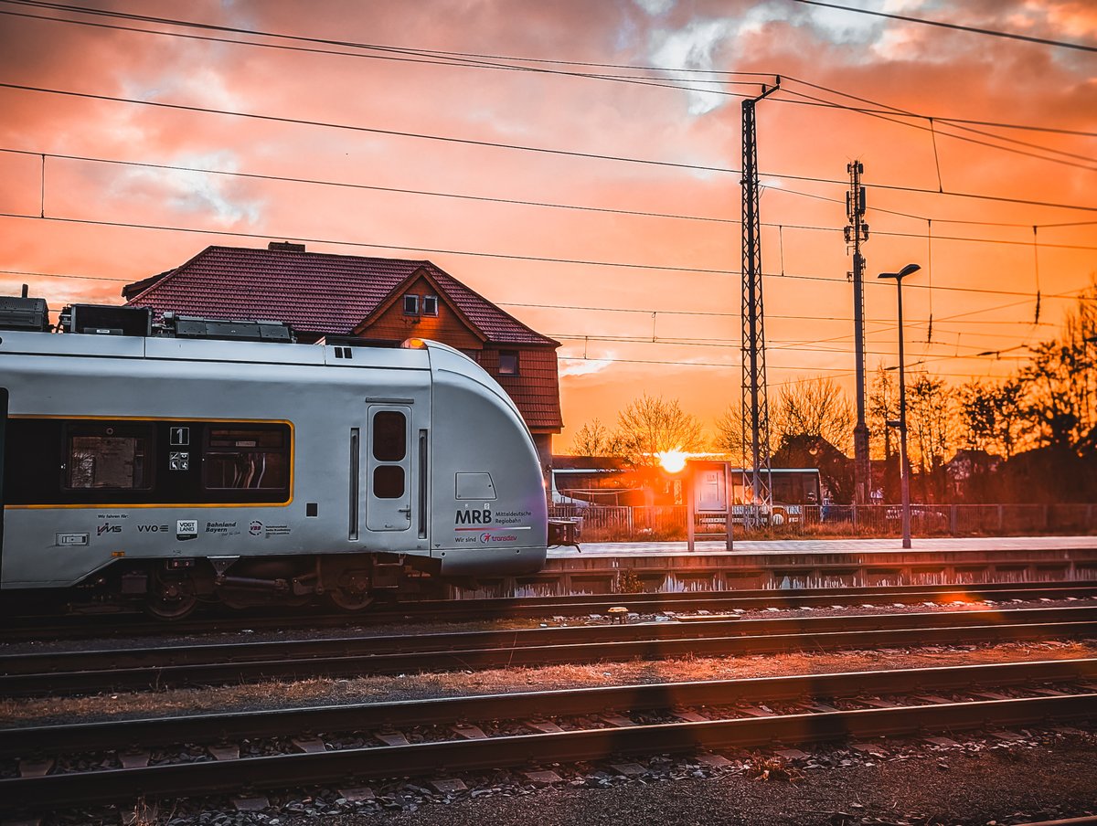 Zug im Sonnenaufgang
