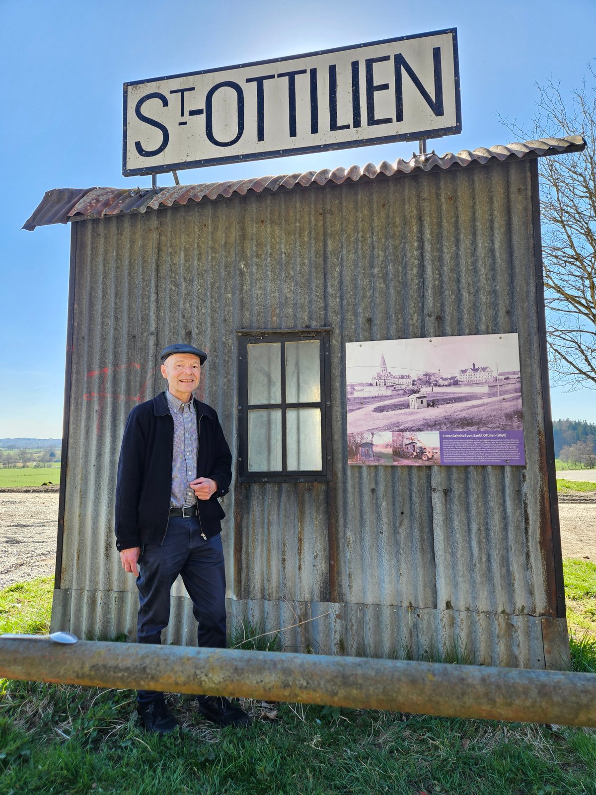 Bruder Wunibald steht am Bahnhof des Klosters St. Ottilien.