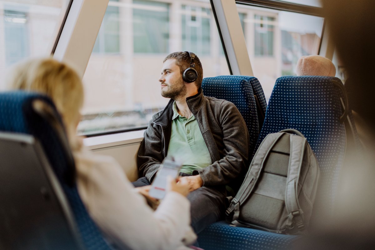 Fahrgäste im Zug sitzend
