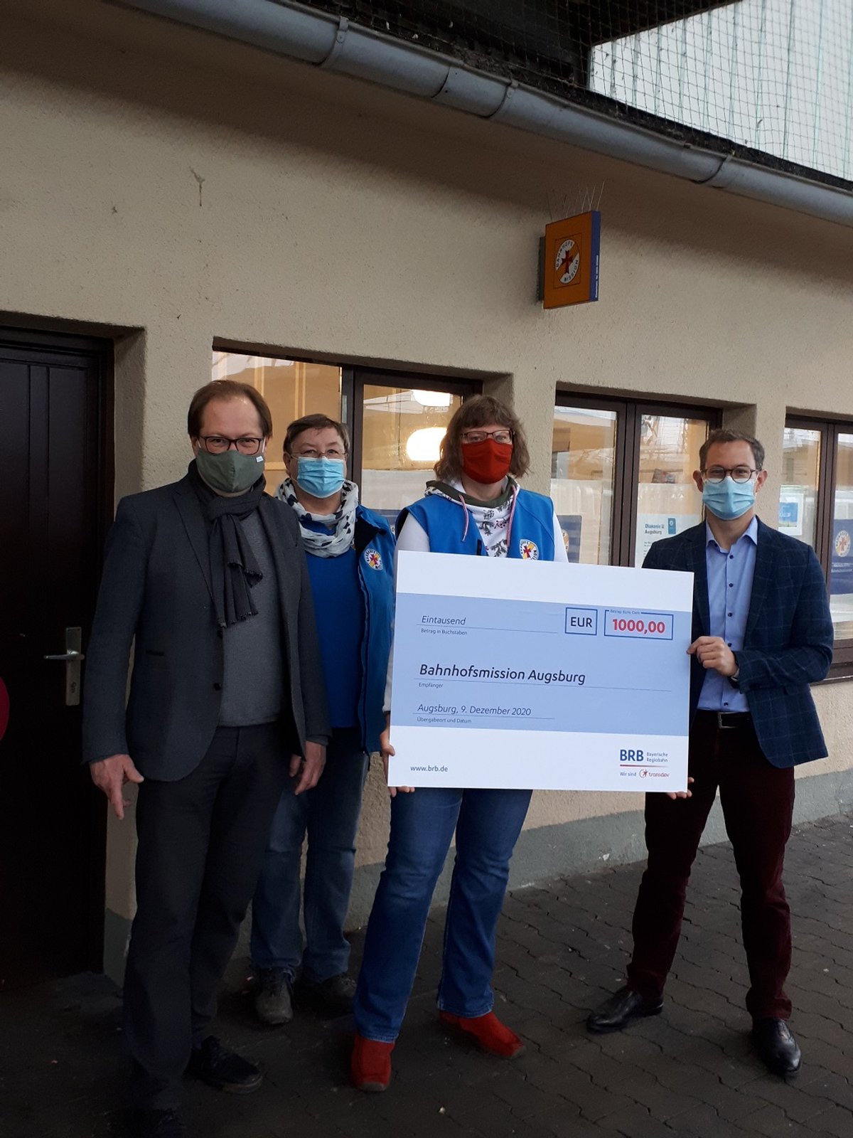 Pfarrer Fritz Graßmann nimmt zusammen mit Lisa Hagins und Sabine Ortloff den Spendenscheck von BRB-Geschäftsführer Fabian Amini entgegen.