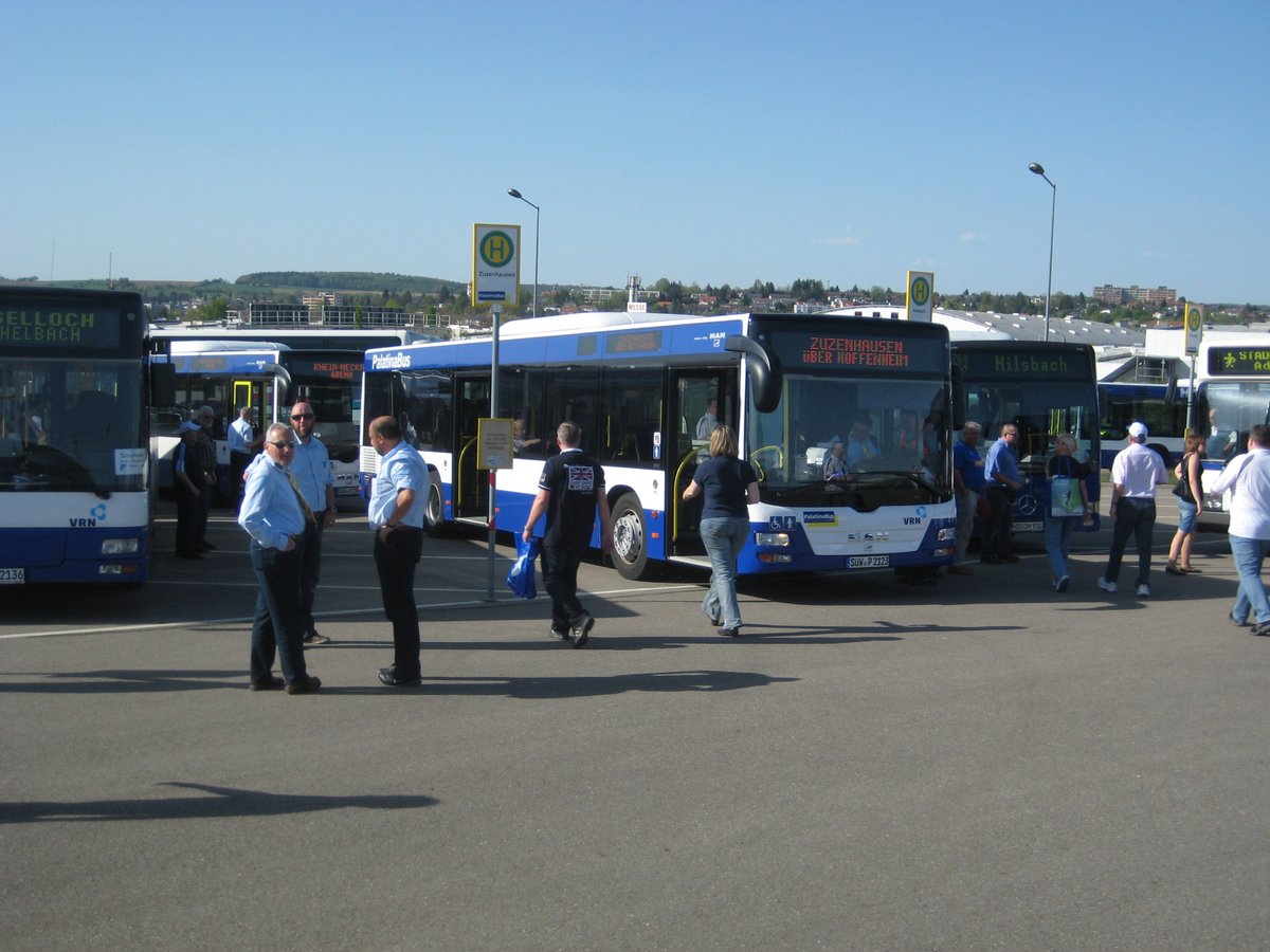 Fußballfans vor Bussen