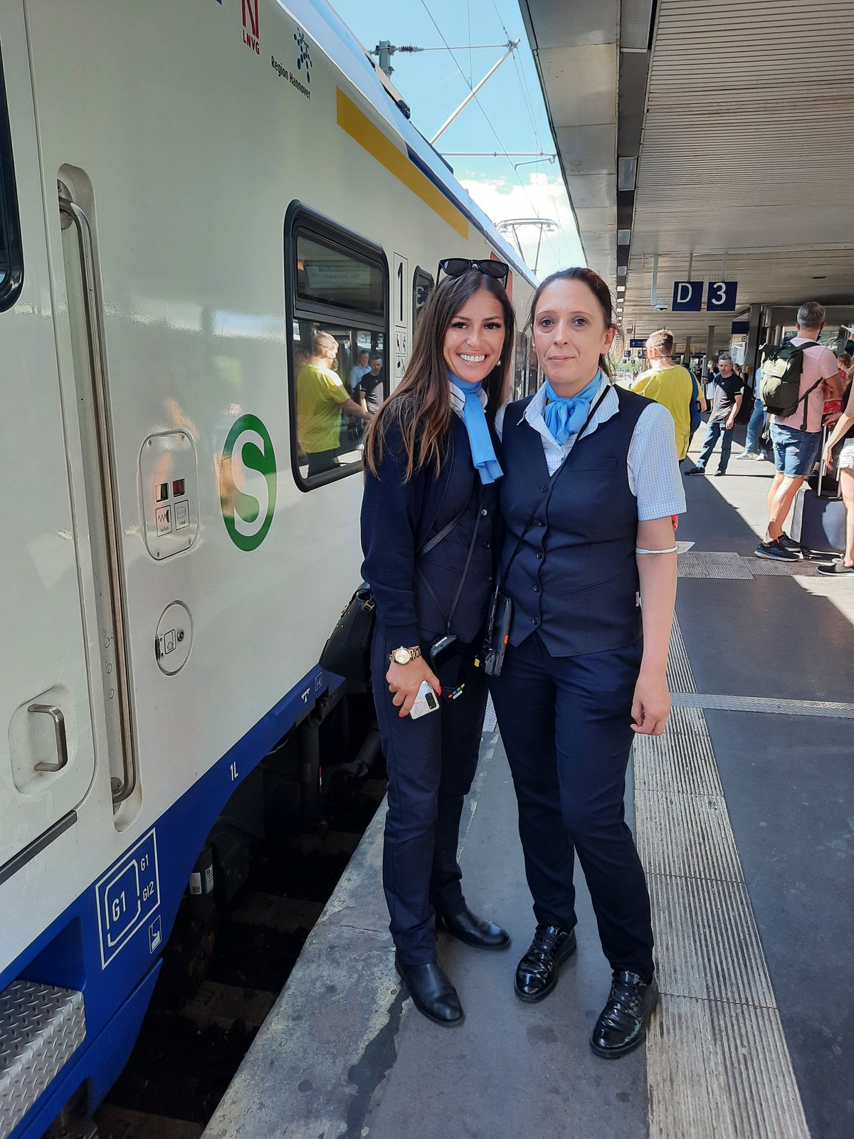 Sind Teil des Reisendenlenker-Teams der S-Bahn Hannover – Lidia Baczkiewicz und Kundenbetreuer-Kollegin Pamela Reineke (v.r.n.l.)