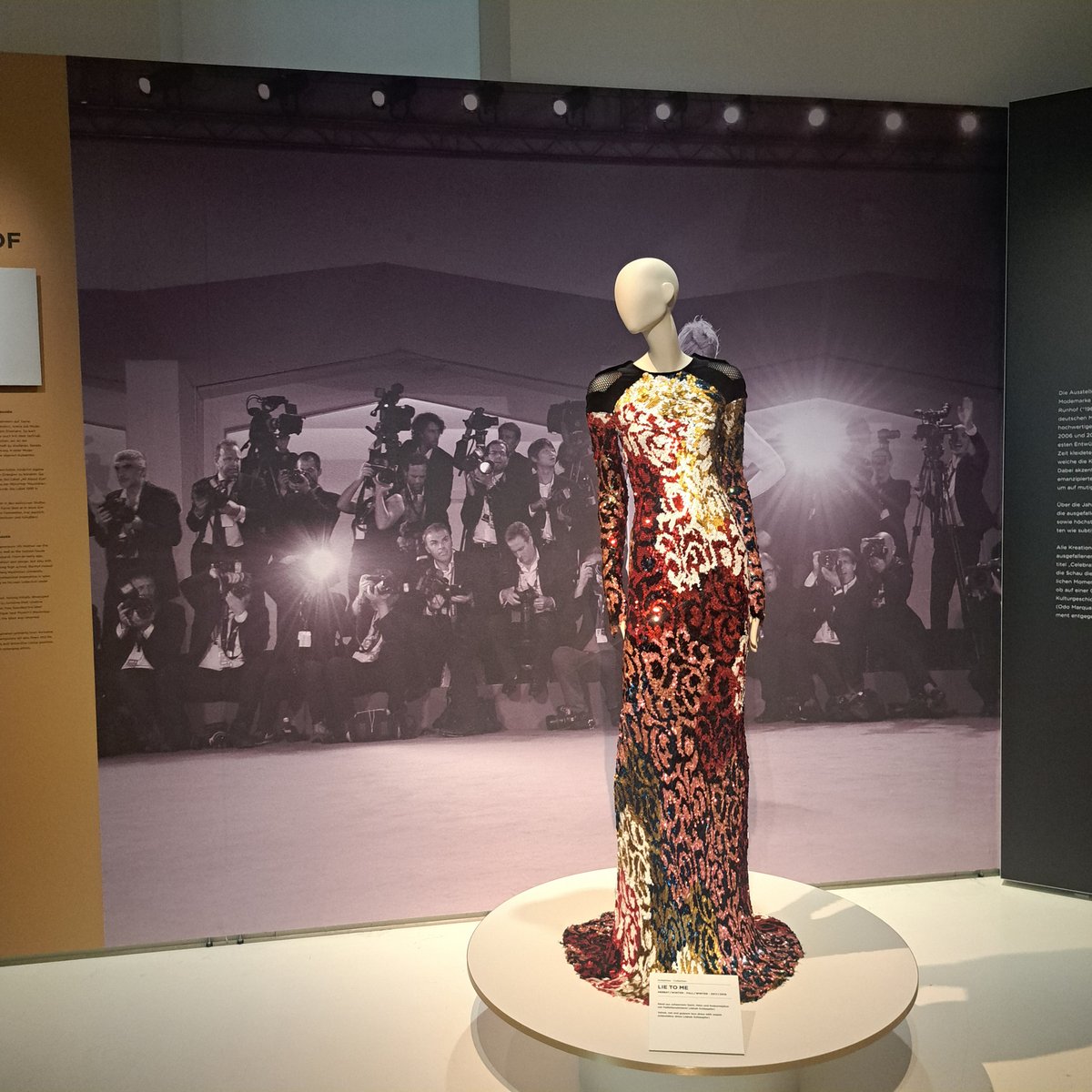 Ein Kleidungsstück im TIM Sonderausstellung CELEBRATING FASHION