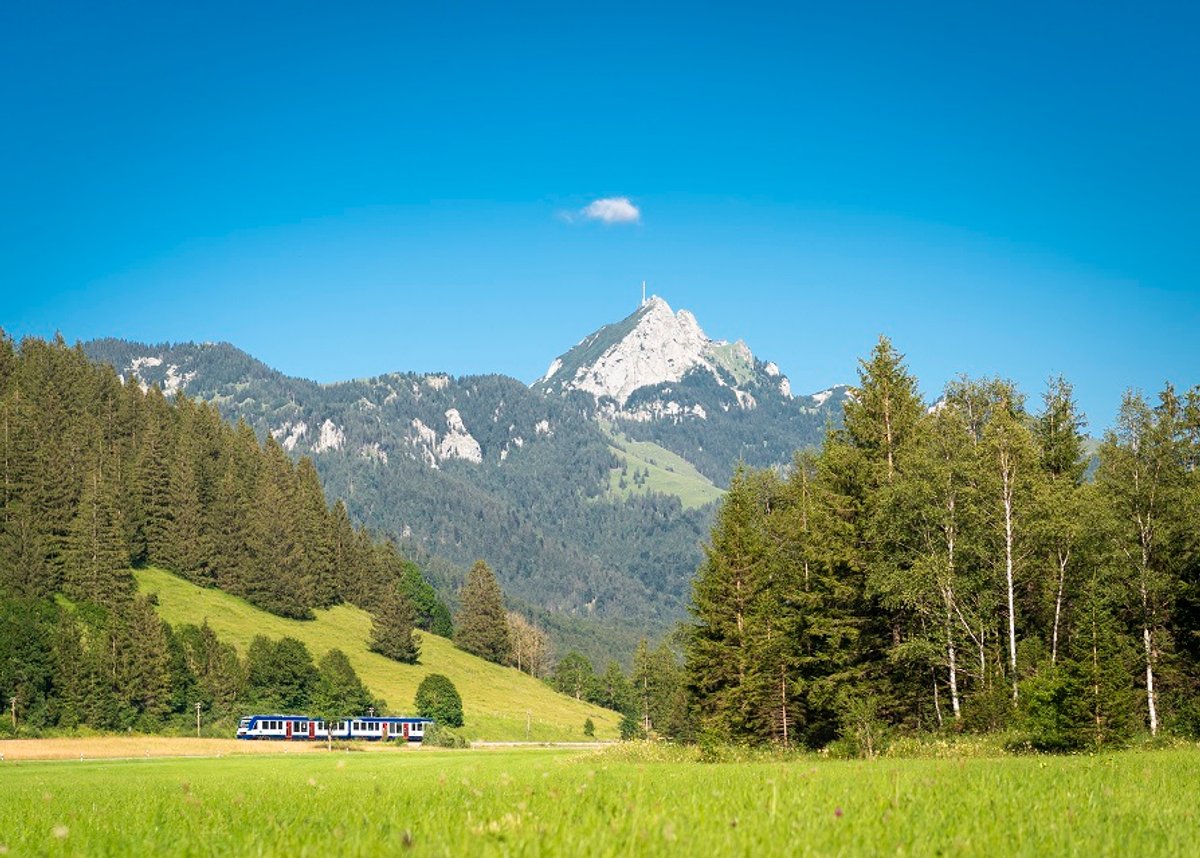 Vom BRB-Zug aus hat der Fahrgast eine wunderbare Aussicht auf den Wendelstein.