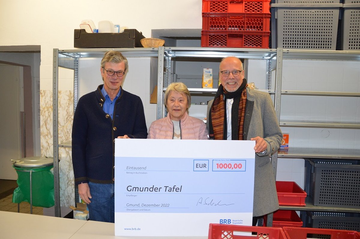 Arnulf Schuchmann (rechts) überreicht Thomas Althen (stellvertretender Leiter) und  Petrika Kolodziezyk (Leiterin der Gmunder Tafel) den Spendenscheck.