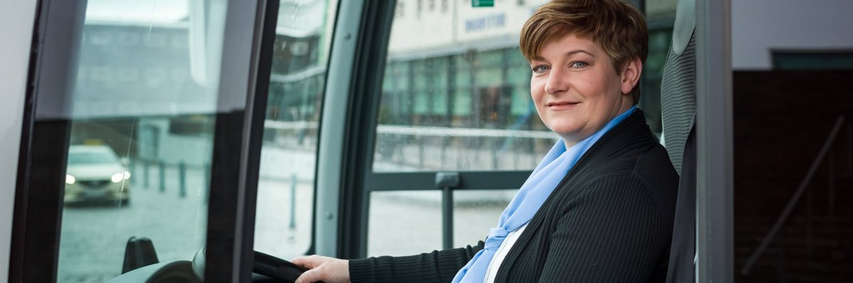 people : Busfahrerin hinterm Lenkrad