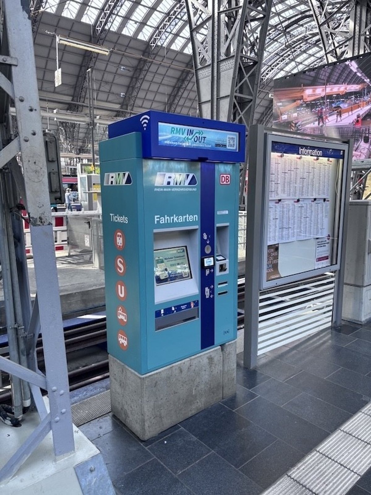 Fahrscheinautomat am Bahnhof