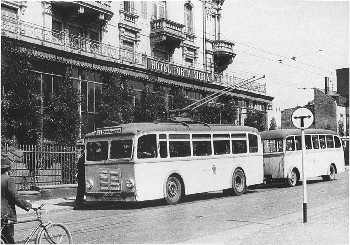 Ein OBus der SWT vor dem Hotel Porta Nigra