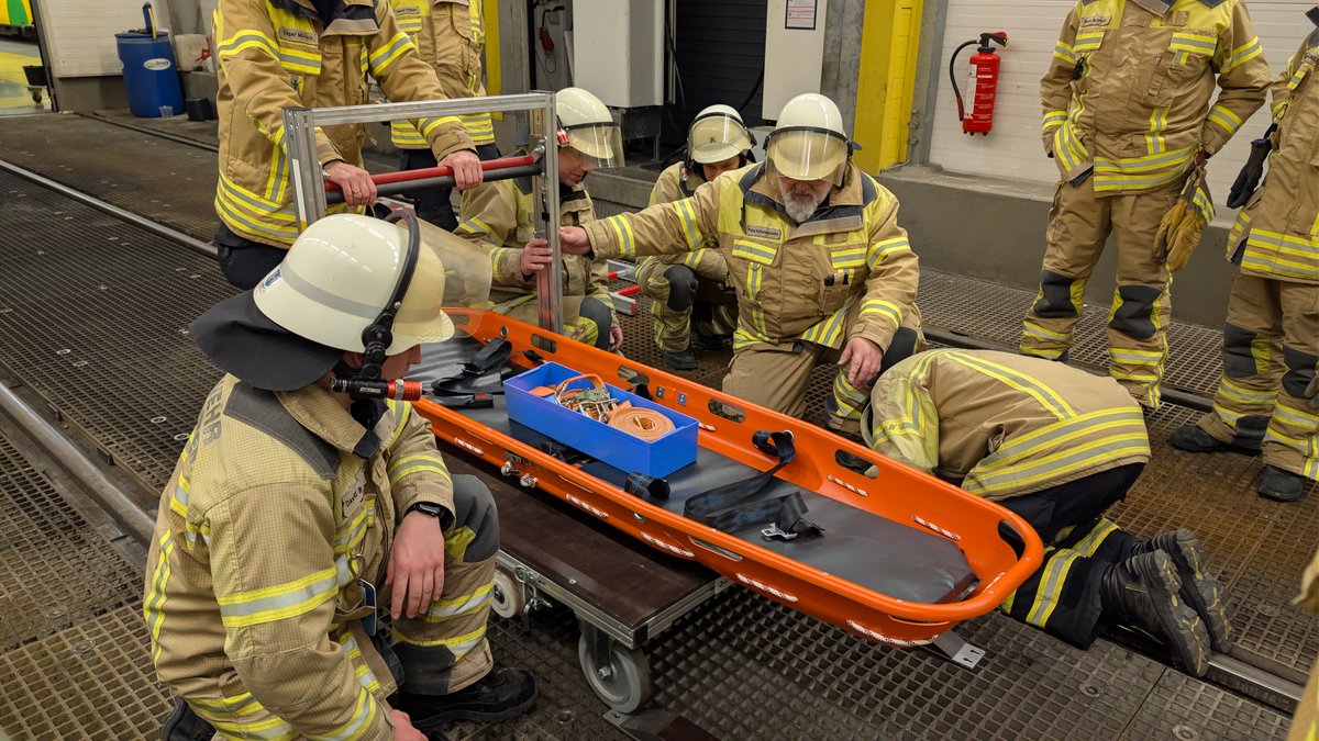 Feuerwehrleute bei Übungen am Fahrzeug 