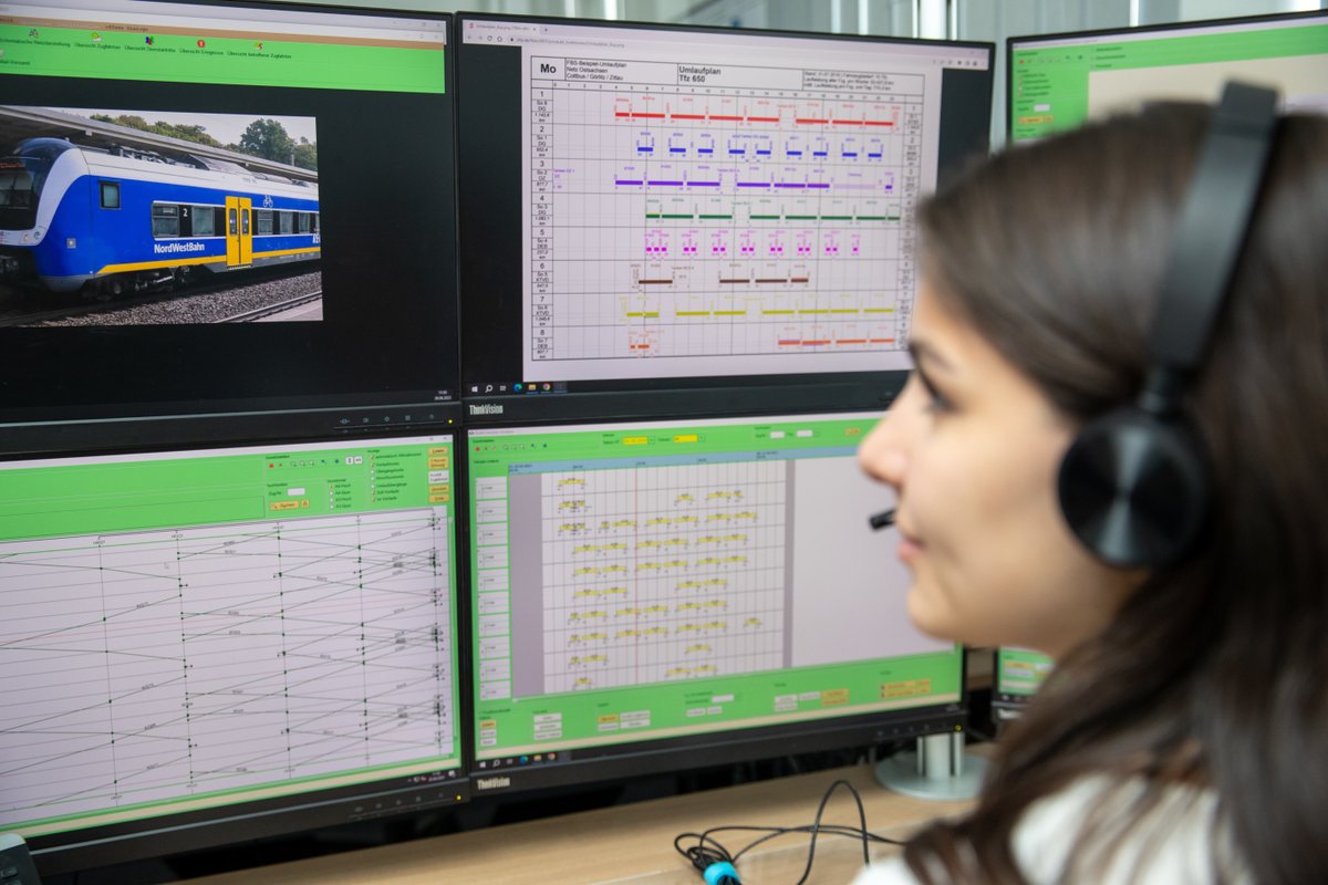 Alles im Blick. Als Disponent:in in der Leitstelle überwachst du den Zugverkehr in den Netzen der NordWestBahn.