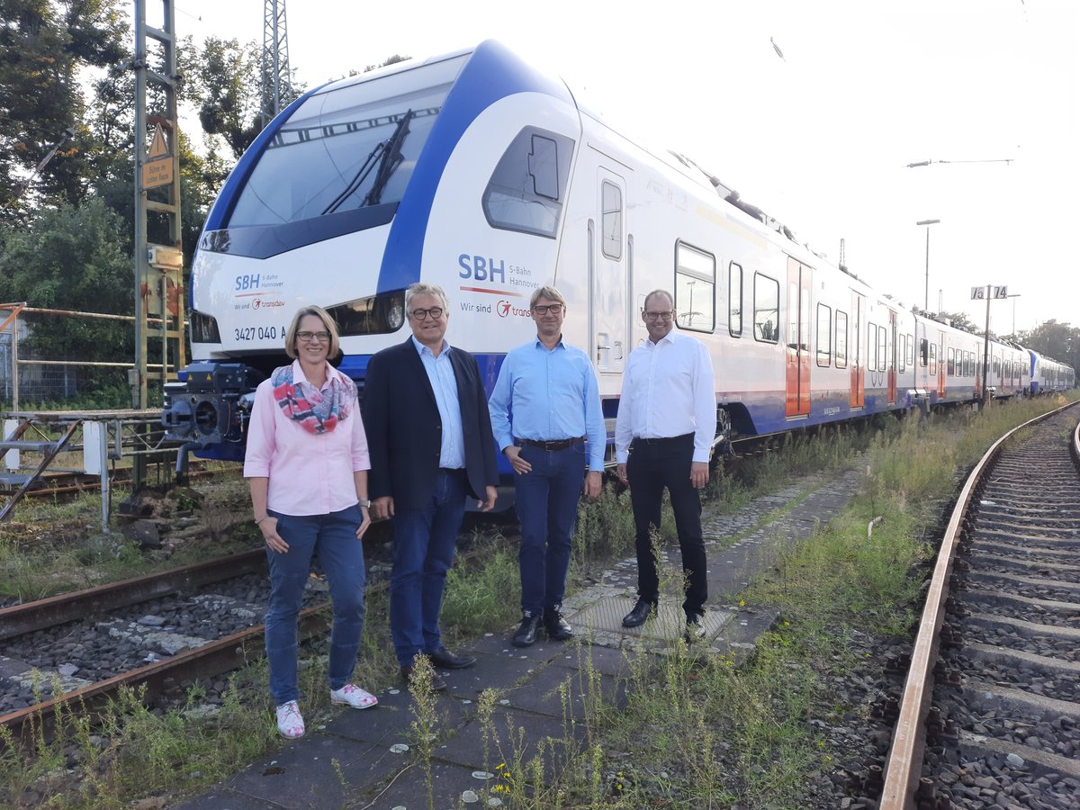 Die neue S-Bahn für Hannover – ab Dezember 2021 übernimmt die Transdev Hannover GmbH das Ostnetz der S-Bahn Hannover. Regionspräsident Hauke Jagau (2.v.l.) und Ulf-Birger Franz (1.v.r.) ließen sich vor Betriebsstart die neuen Züge von den beiden Geschäftsführern der Transdev Hannover GmbH, Nadine Böger (rechts) und Hartmut Körbs (2.v.r.) zeigen. 