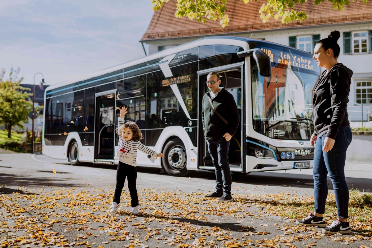Kind schaut mit Fernglas aus Bus