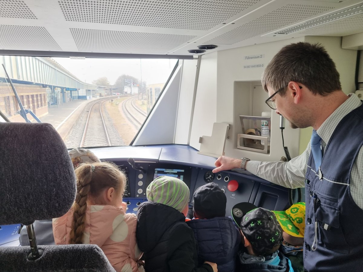 MRB-Mitarbeiter erklärt Kindern einen Führerstand
