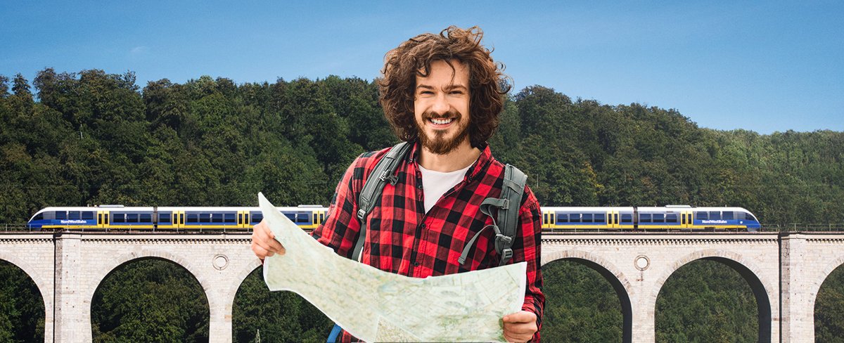 Wanderer mit Landkarte in Ostwestfalen