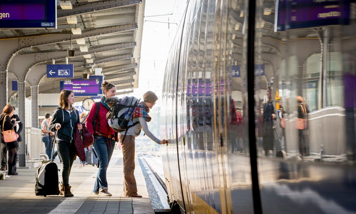 Fahrgäste am Zug