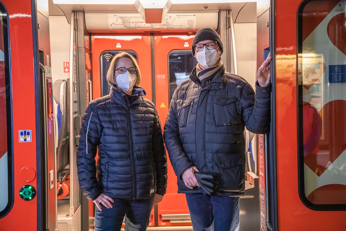 Geschäftsführer-Duo freut sich über den ersten Zug