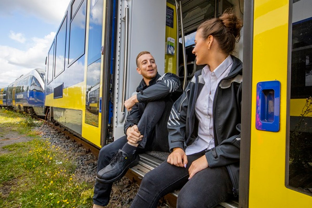 Verdiente Pause: In den Zügen der NordWestBahn arbeiten Frauen und Männer. 