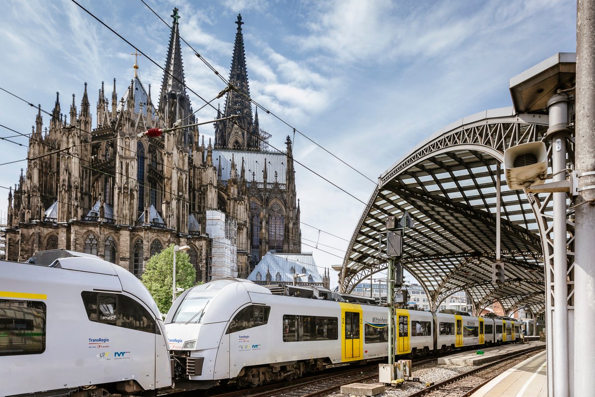 Trans Regio-Zug auf Streckenabschnitt vor Kölner Dom