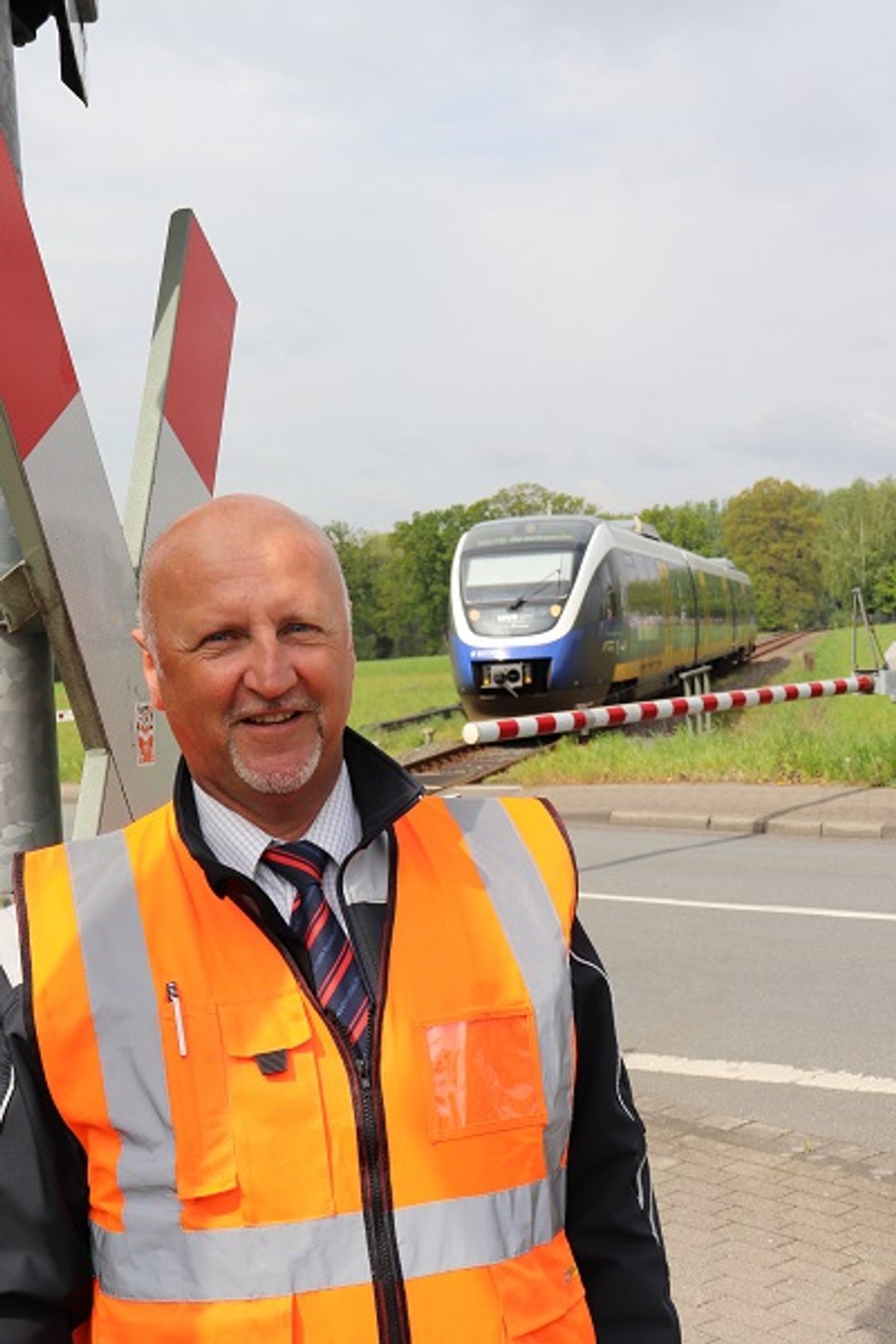 Jörg Cyroll von der NordWestBahn erklärt das System Eisenbahn. 