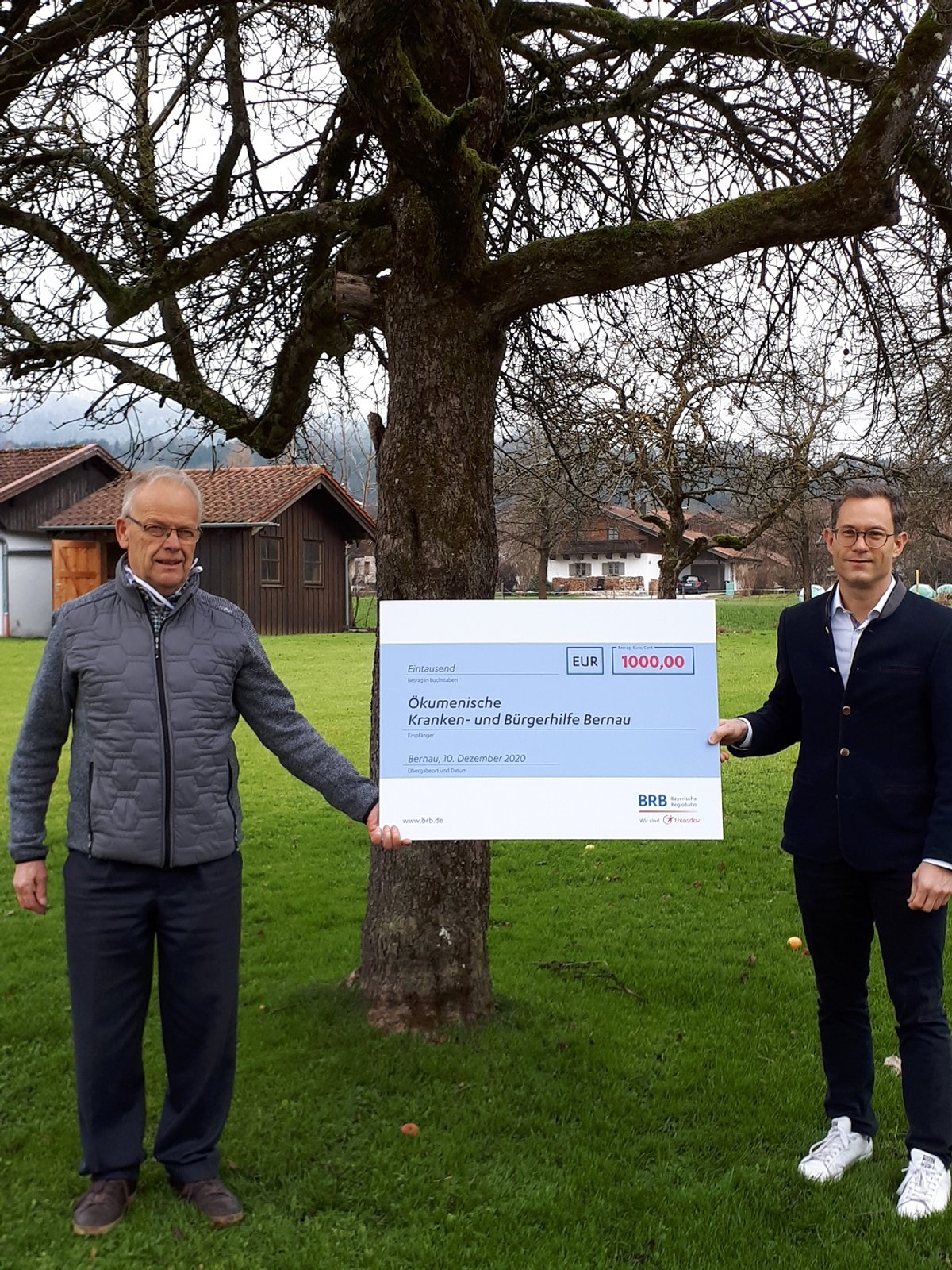 Ferdinand Thalhammer nahm von BRB-Geschäftsführer Fabian Amini den Scheck für die Ökumenische Kranken- und Bürgerhilfe Bernau entgegen. 