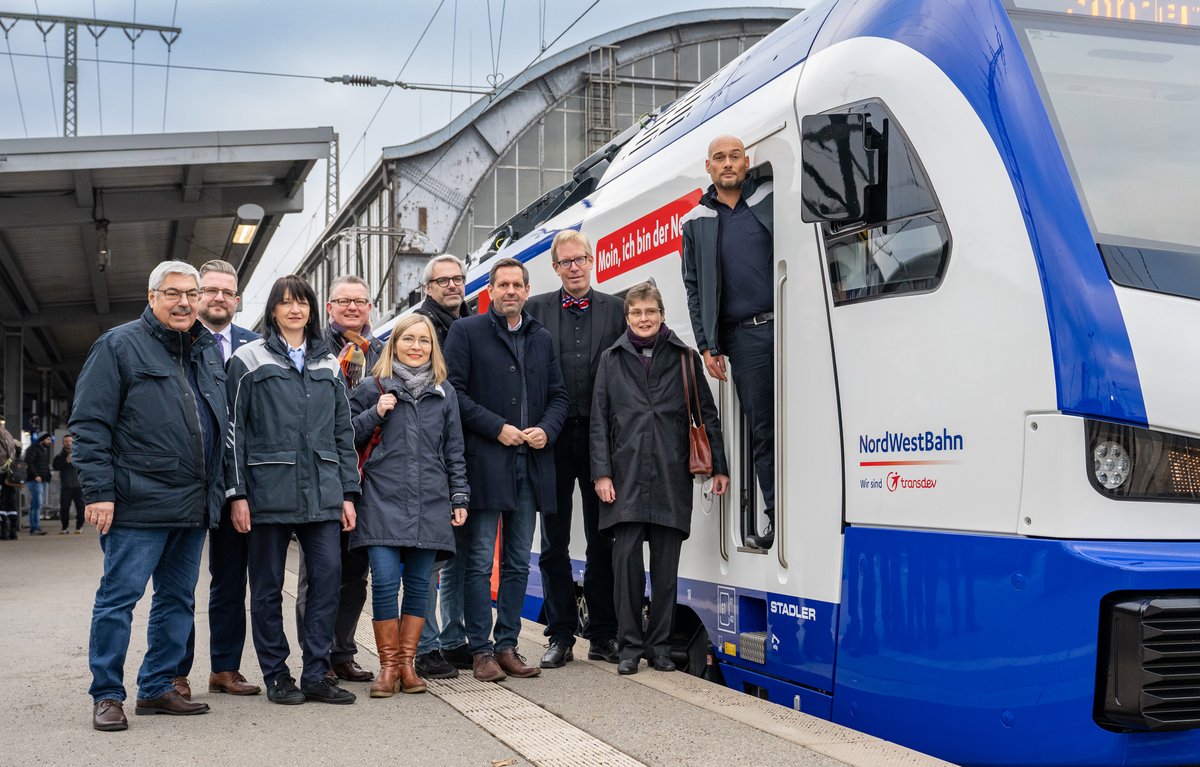 Freuen sich über Verbesserungen bei der Regio-S-Bahn Bremen/Niedersachsen: Regionalleiter Robert Palm (2. v. l.) und Sprecher der Geschäftsführung der Transdev Dr. Tobias Heinemann (6. v. l.) bei der feierlichen Eröffnung am Bremer Hauptbahnhof mit dem niedersächsischen Verkehrsminister Olaf Lies und dem Abteilungsleiter Verkehr bei der Bremer Senatorin für Klimaschutz, Umwelt, Mobilität, Stadtentwicklung und Wohnungsbau Gunnar Polzin (3. u. 4 v. r) im Beisein von Vertretern aus der Politik. 