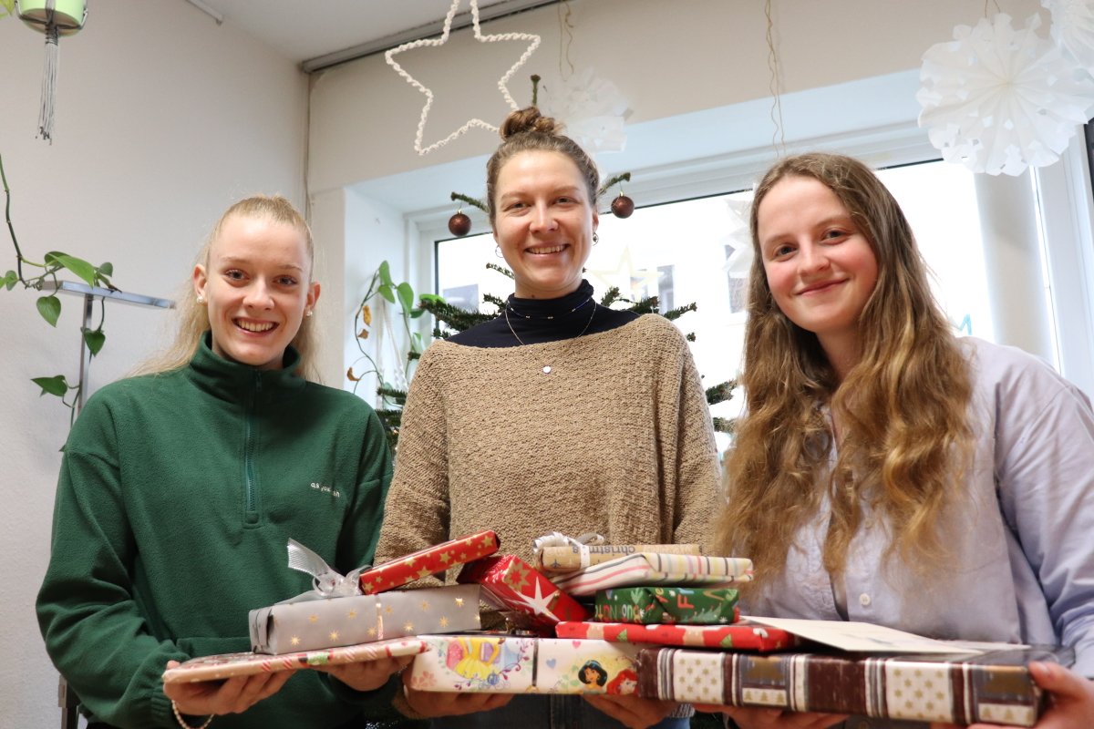 Drei Personen mit Geschenken 