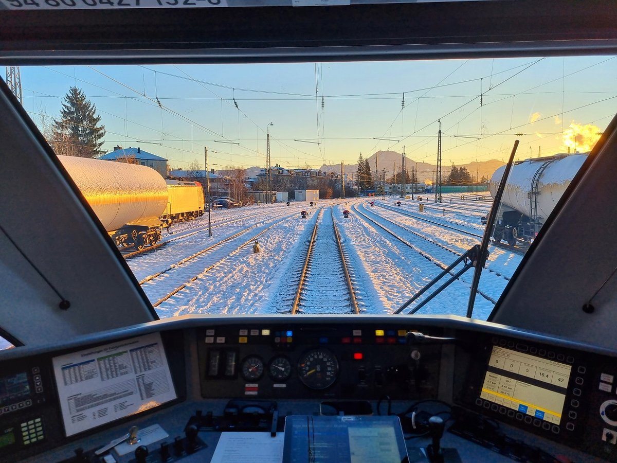 Bei strahlendem Sonnenschein startete die BRB mit ihrem neuen Netz Berchtesgaden-Ruhpolding. Das Foto entstand im Bahnhof Freilassing.