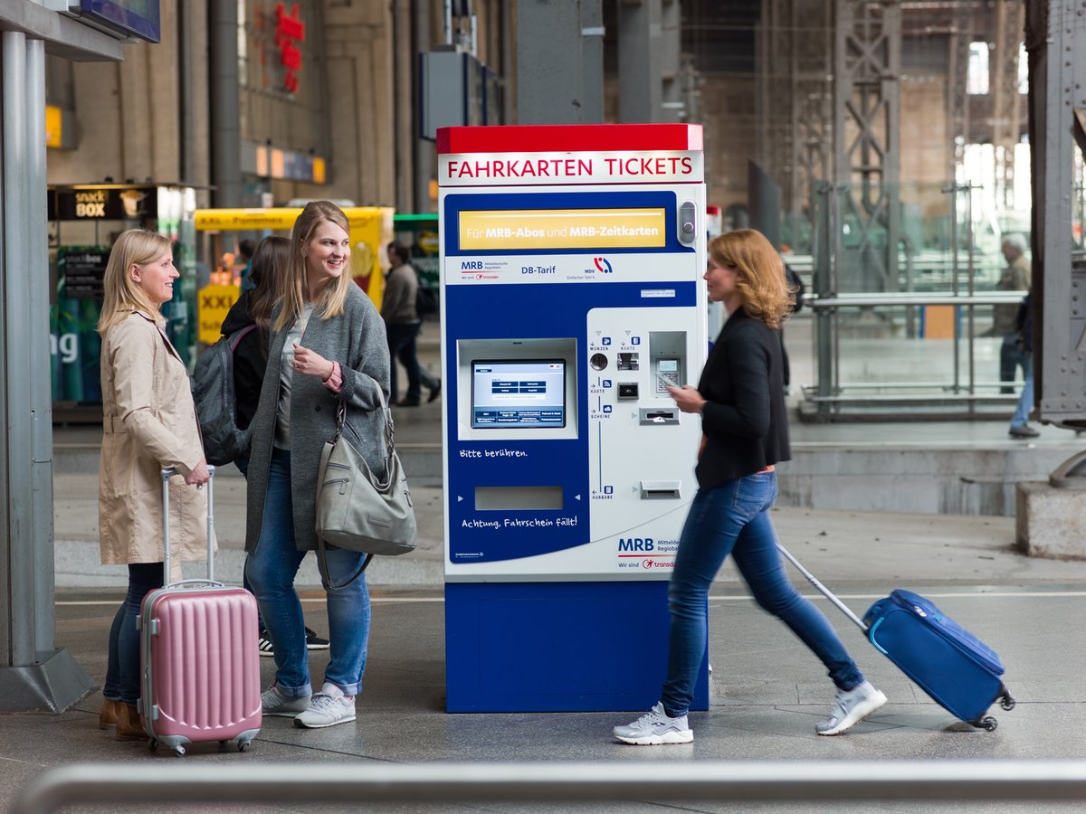 MRB-Fahrkartenautomat mit Fahrgästen