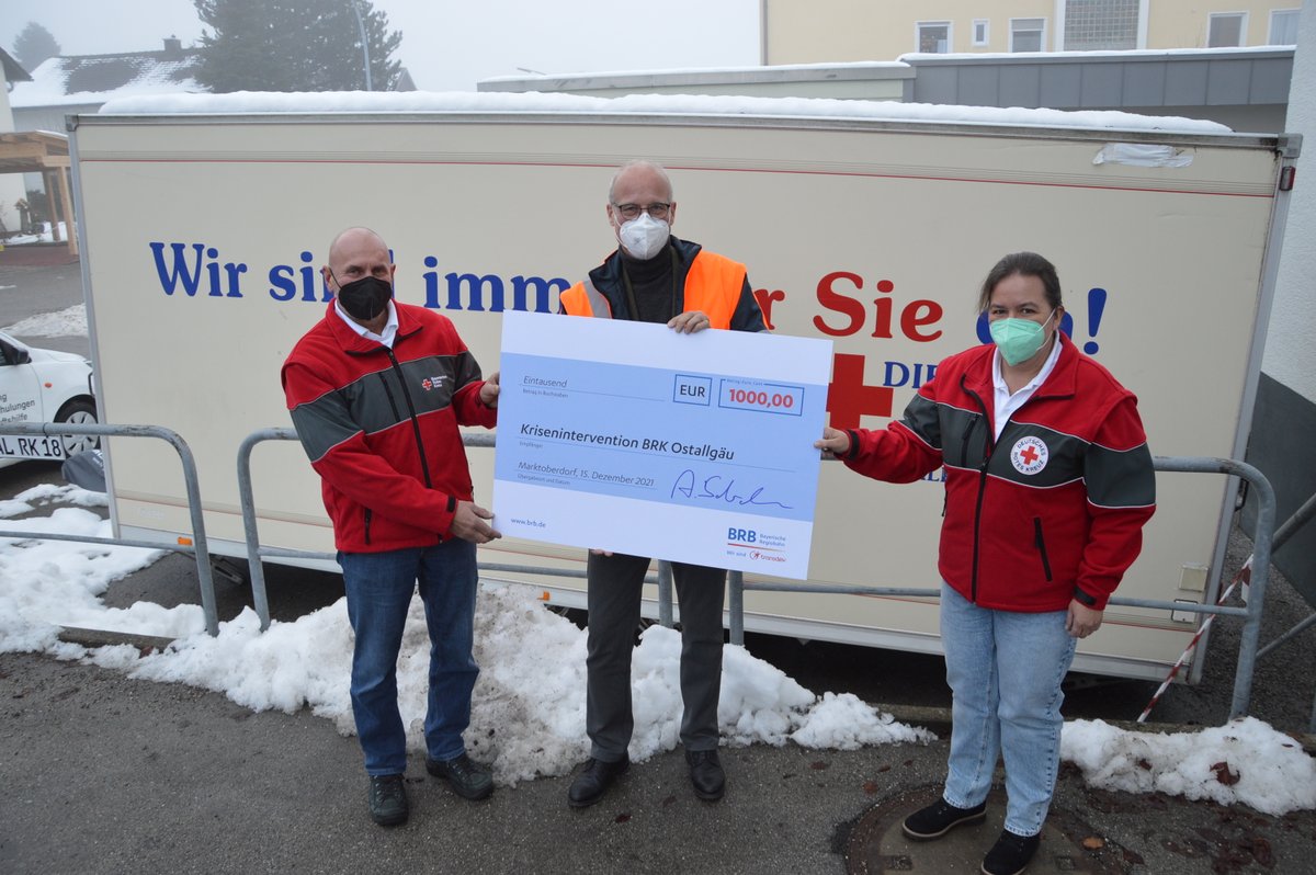 Georg Heiland (links) und Gisela Bayrhof (rechts) mit BRB-Geschäftsführer Arnulf Schuchmann (Mitte) bei der Spendenscheckübergabe an den Kriseninterventionsdienst Ostallgäu. 