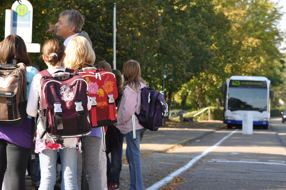 Schüler bekommen Schulbusverkehr erklärt