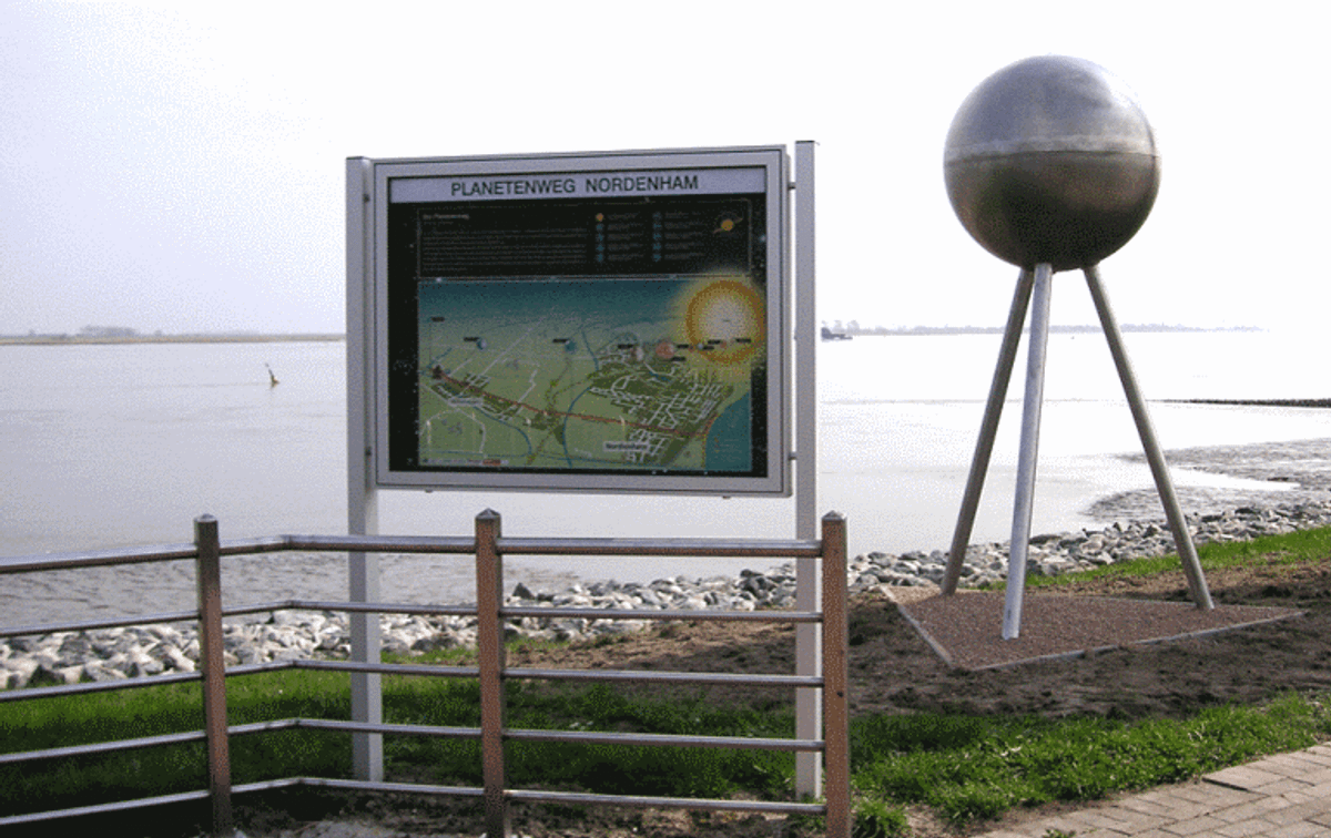 Schautafel und Sonne am Unionspier Nordenham