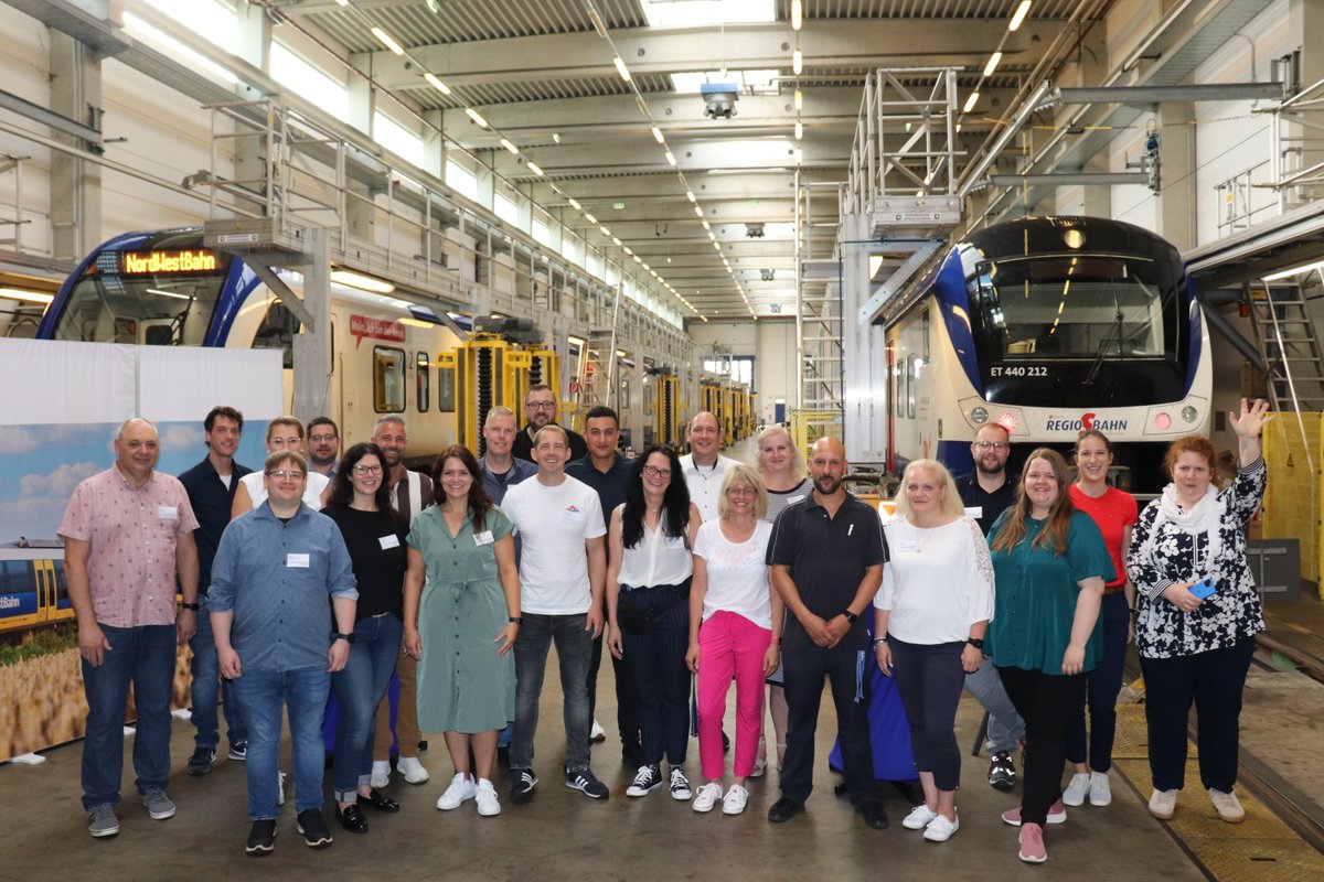 Hallo Bremerhaven: die Kolleg:innen und Kollegen kurz bevor es los ging und die Besucher:innen kamen. Der Tag in der Werkstatt in Bremerhaven war ein großer Erfolg für die  NordWestBahn. 