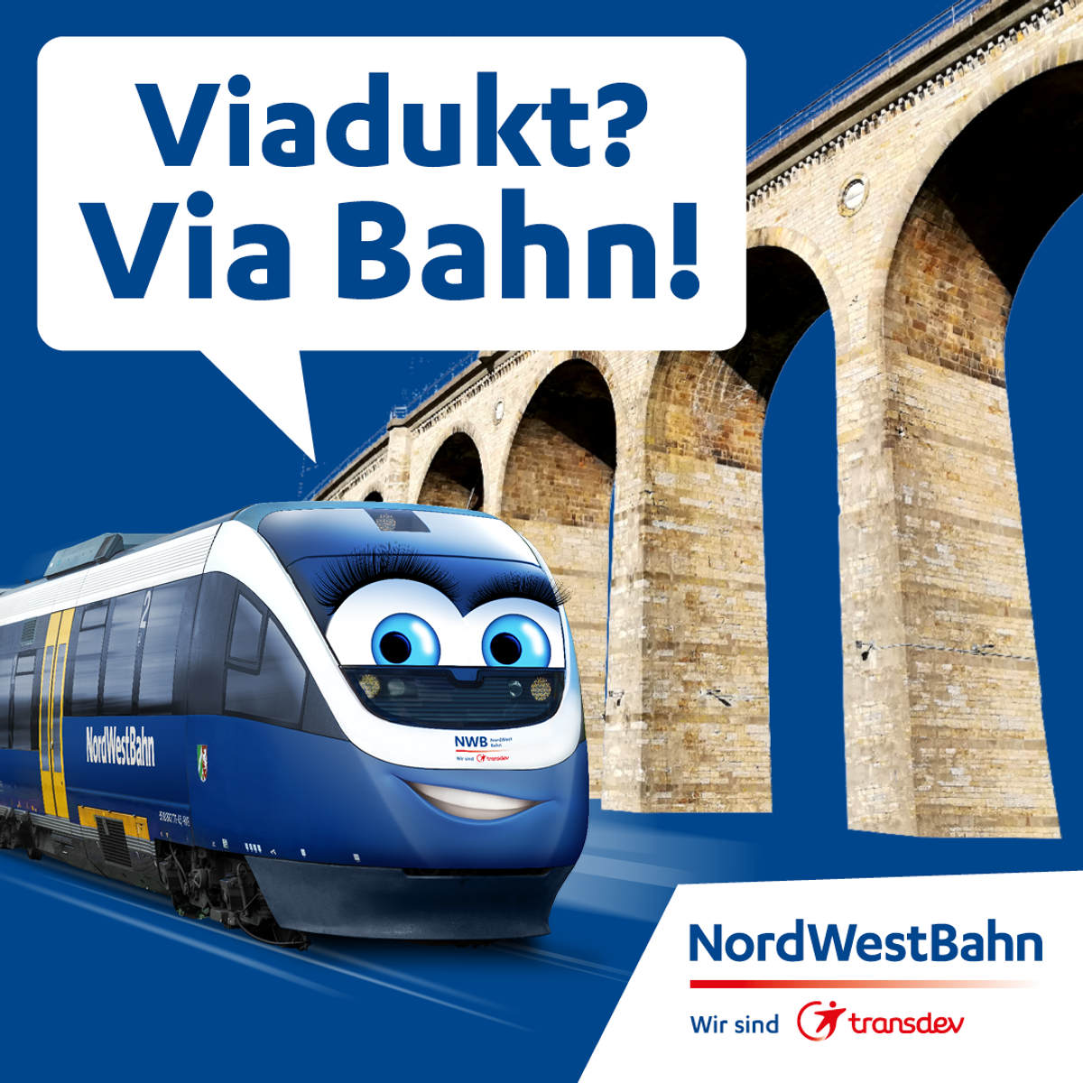Das Viadukt bei Altenbeken. Ein Zug der Nordwestbahn fährt daran vorbei.
