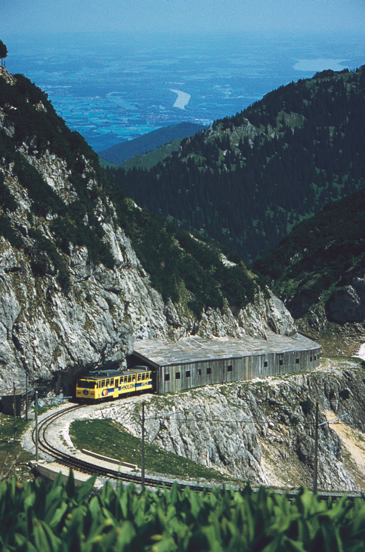 Die Wendelsteinzahnradbahn mit einem Blick ins Inntal 