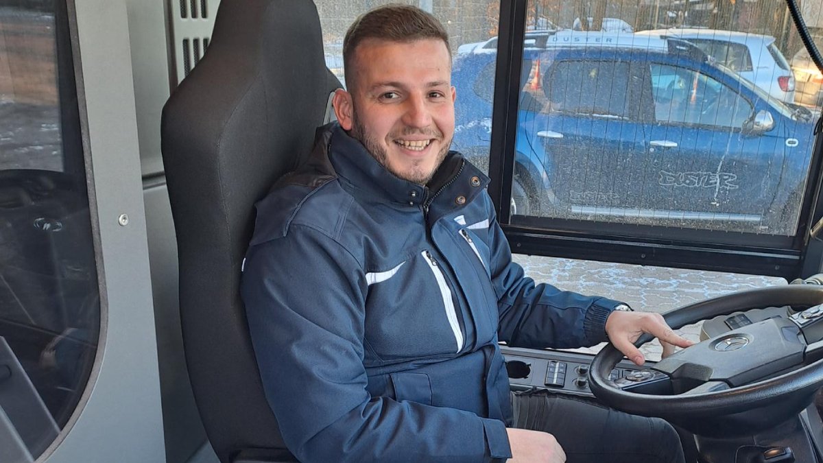 Fransi im Bus sitzend