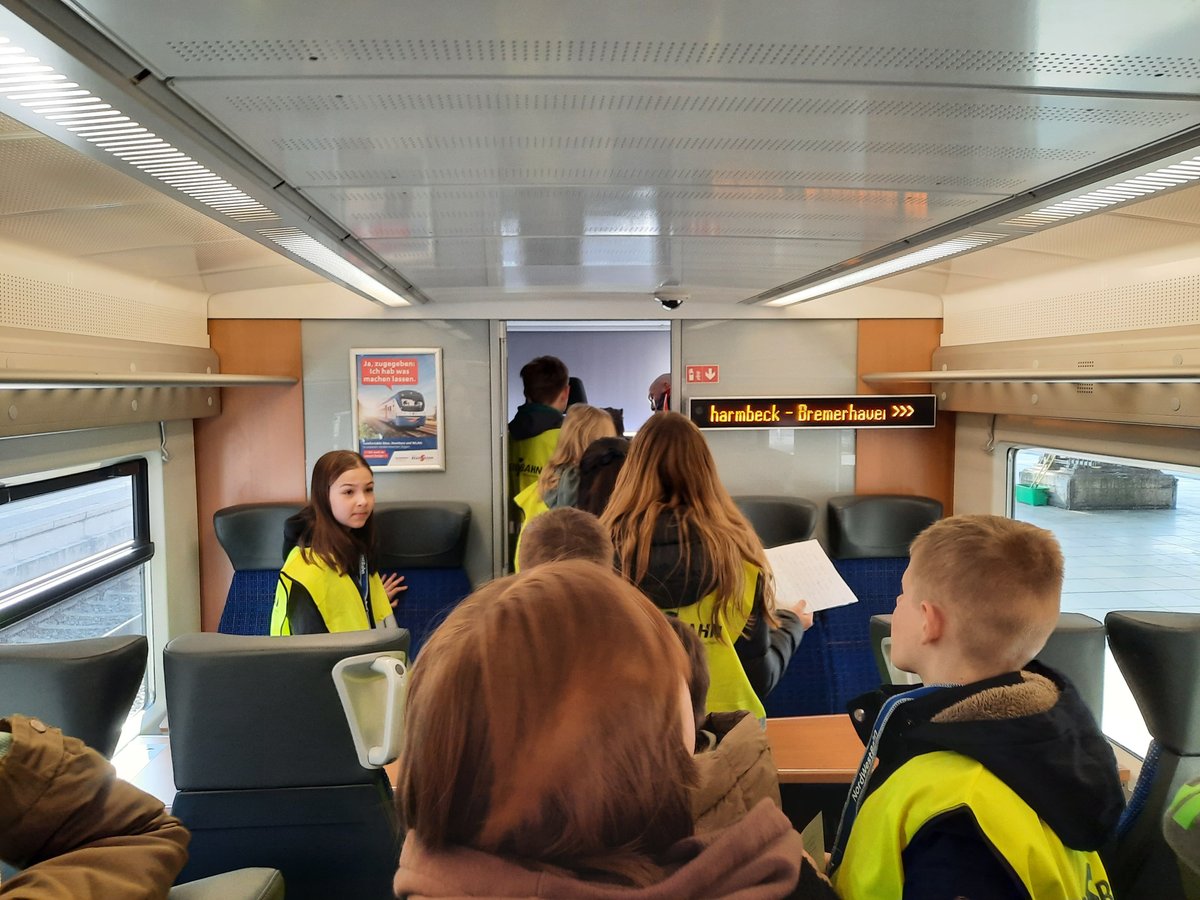 Mit dem Zug der Linie RS 2 ging es in die Werkstatt nach Bremerhaven. 