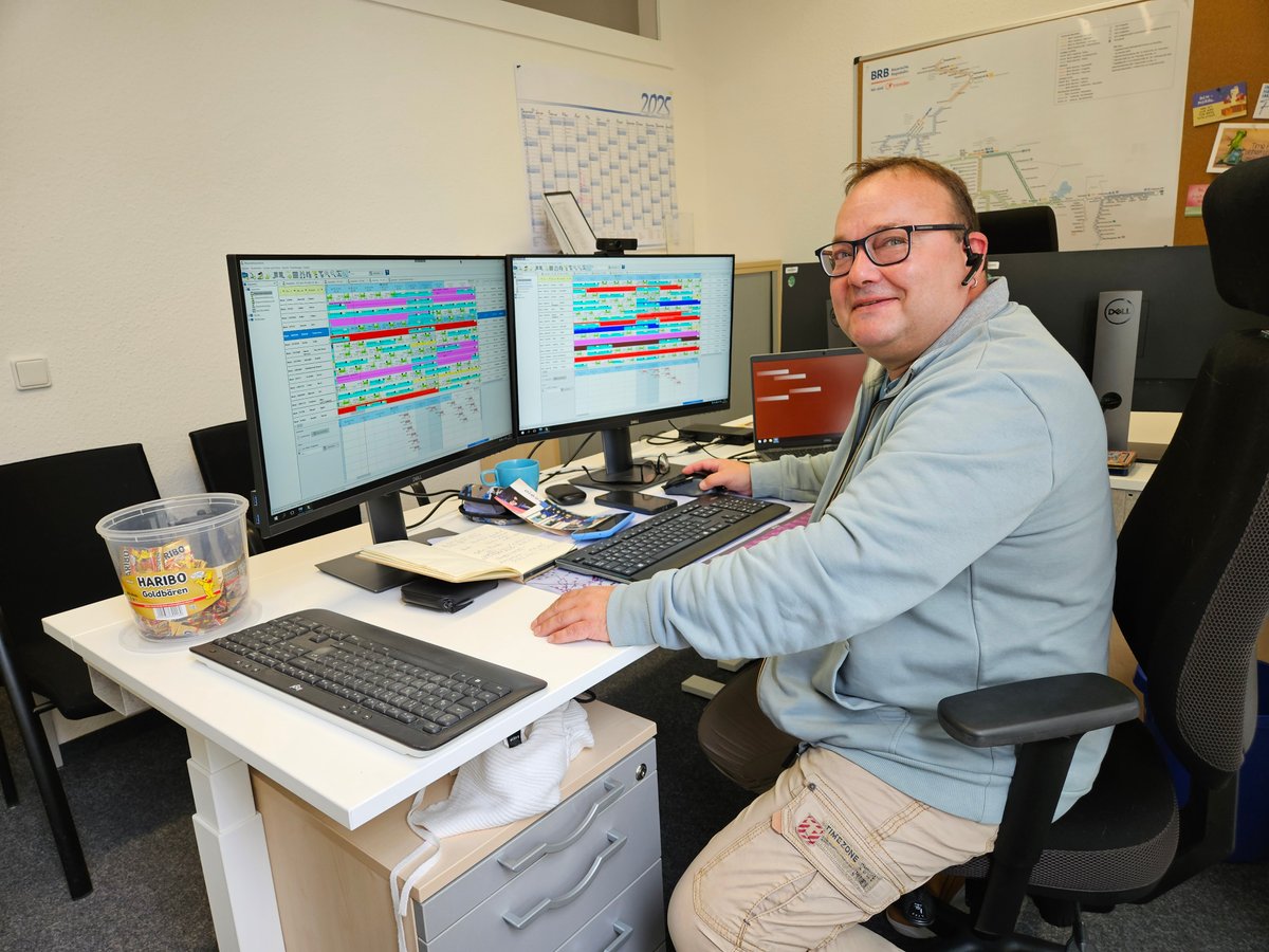 Michael Wollenhaupt ist Personalreferent bei der BRB, hier an seinem Schreibtisch. 