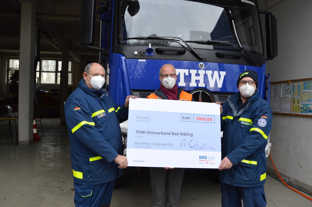 Bernd Reinartz (links) und Christian Widhammer (rechts) mit BRB-Geschäftsführer Arnulf Schuchmann (Mitte) bei der Spendenscheckübergabe an das THW Bad Aibling.